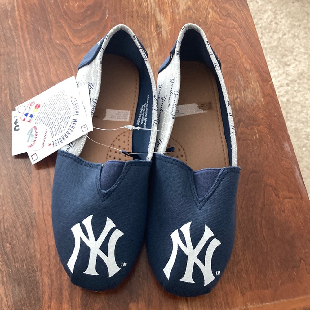 NWT New York Yankees slippers